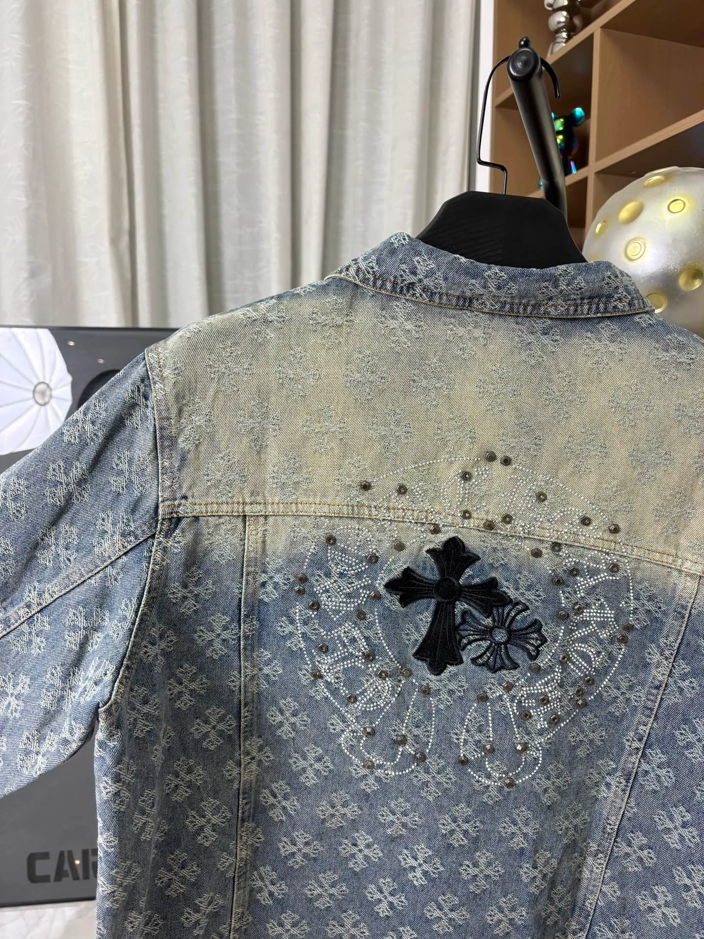 P340 Style No.: DC 150# ChromeHearts Heavy Steel Stamped Classic Sanskrit All-over Jacquard Hot-Diamond Denim Jacket for Men and Women New ChromeHearts Sanskrit Printed Custom Fabric Jacket Gradient Color Wash, Hot-Diamond Cross Denim Jacket on the Back is a very heavy-duty one. The top is made of heavy weight and the presbyopia is suitable for early autumn outings. The denim fabric can be directly machine washed without deformation. It also looks high-end when washed and aged. Power style wear The gradient color is super high-end when you snap it into the mirror💕 Each diamond shines with a unique light, as if telling a fashion story✨The steel-printed jacquard adds a three-dimensional and artistic sense, making this jacket instantly unique.  Size: s m l xl (Picture 9️⃣)